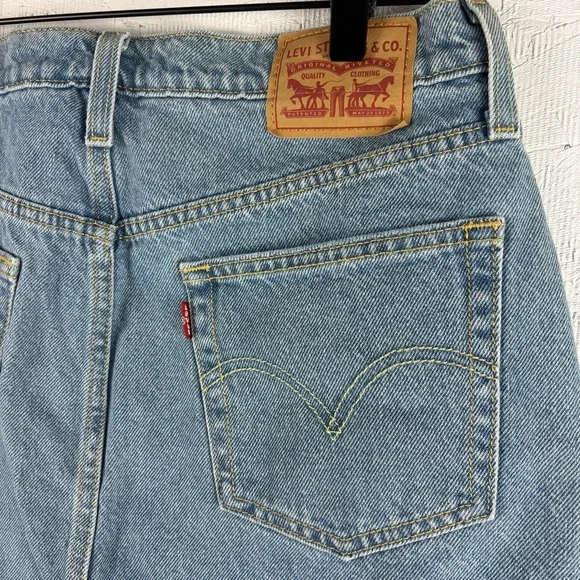 Levi's Blue Jean Mini Skirt Casual Raw Hem A-Line Size 30 Light / Medium Wash - Picture 5 of 12